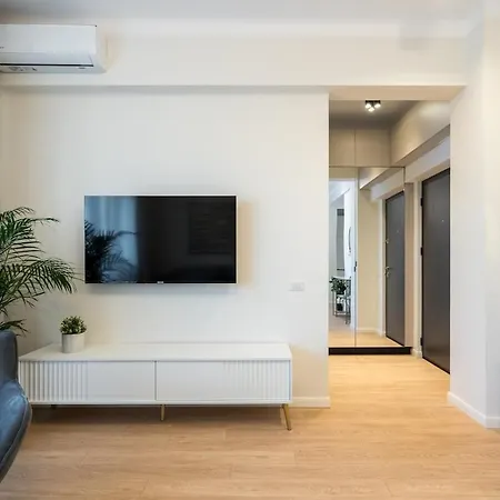 Sunny 2br Large Flat - Amzei Square *