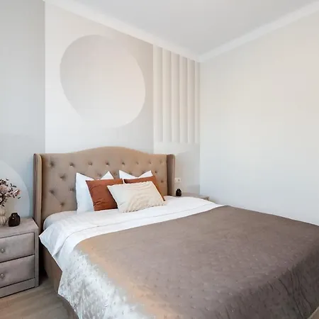 Sunny 2br Large Flat - Amzei Square Bukarest