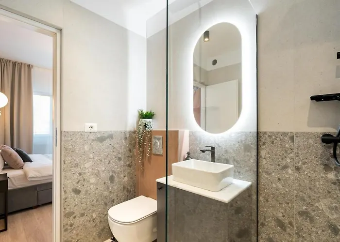 Sunny 2br Large Flat - Amzei Square Apartament