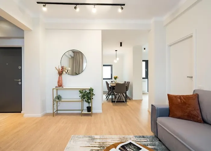 Sunny 2br Large Flat - Amzei Square