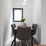 Апартаменти Sunny 2br Large Flat - Amzei Square Бухарест