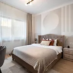Sunny 2br Large Flat - Amzei Square *