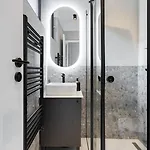 Sunny 2br Large Flat - Amzei Square Апартаменти *