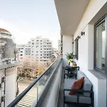Sunny 2br Large Flat - Amzei Square Бухарест