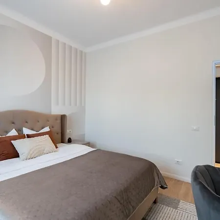 Sunny 2br Large Flat - Amzei Square * Boekarest
